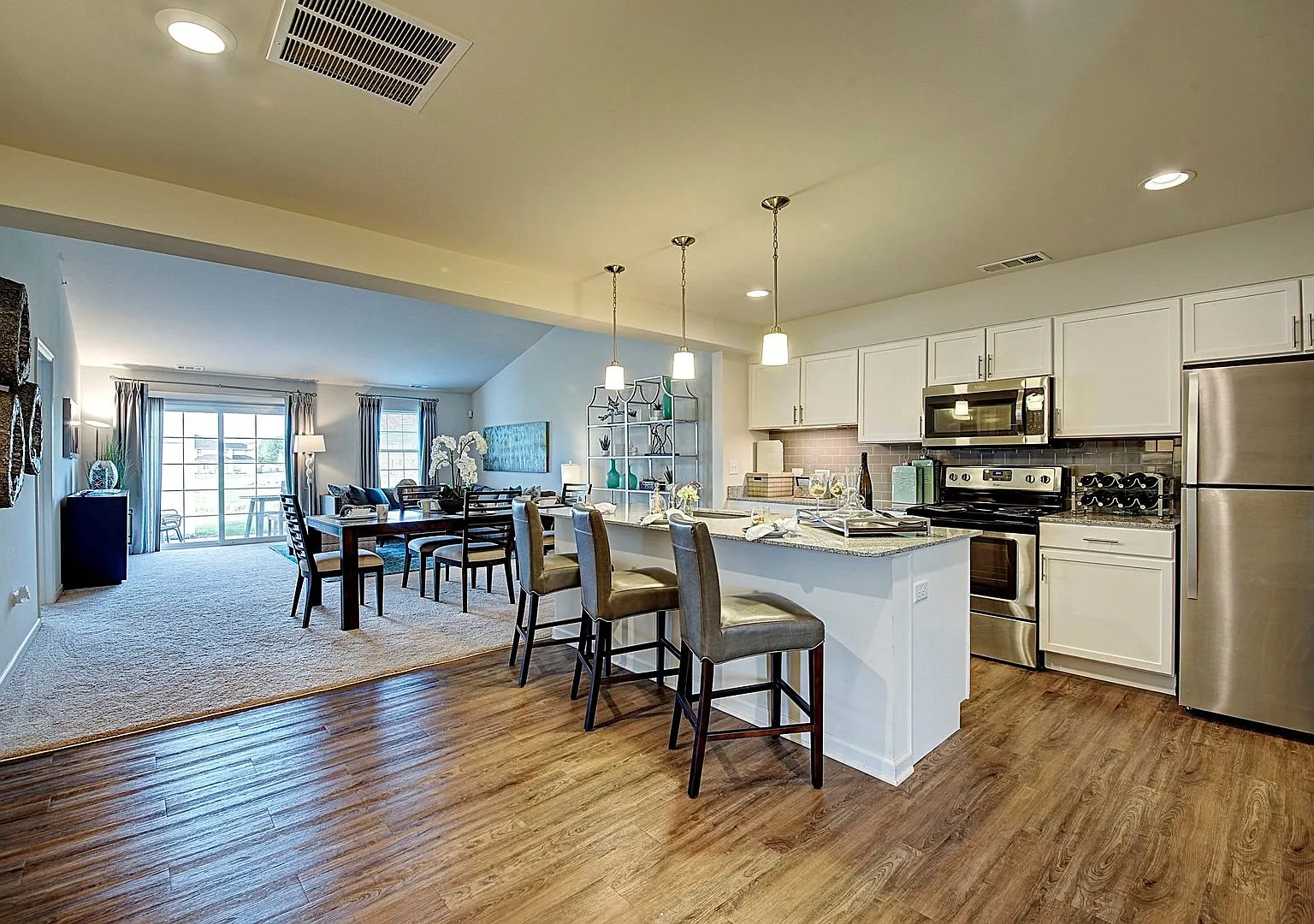 2 bed, 1370 sqft, $2,815 — Photo 3