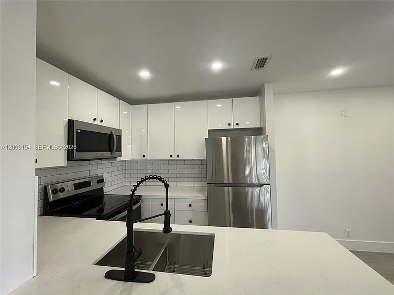 10016 Winding Lake Rd #202 — Photo 5