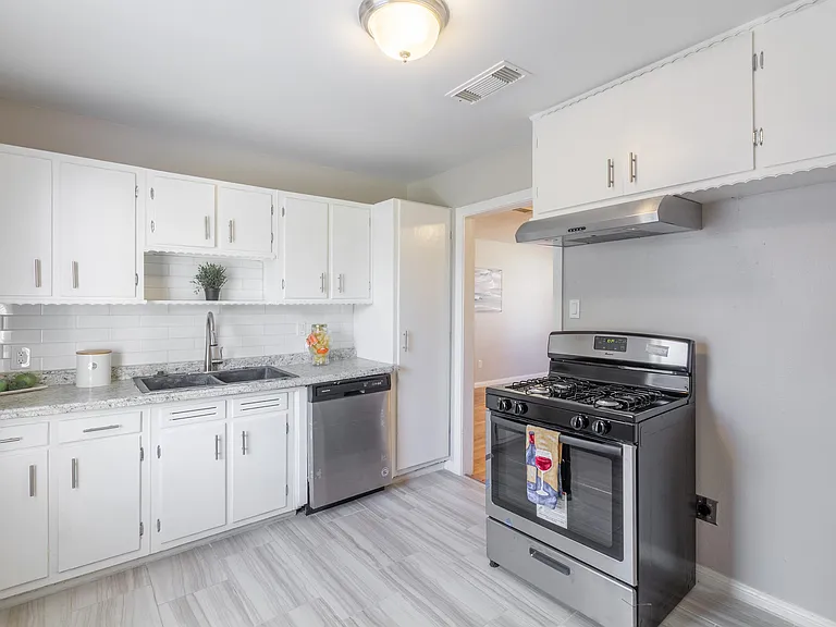 313 Evans St — Photo 12