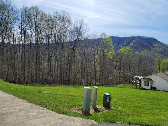 1st image of 249 Moccasin Hills Dr