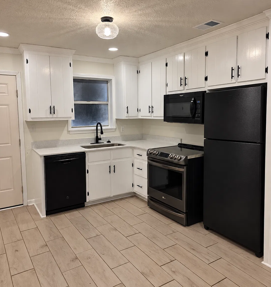 1141 White Oak Dr — Photo 1