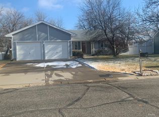 1827 Parkwood Dr, Salina, KS 67401