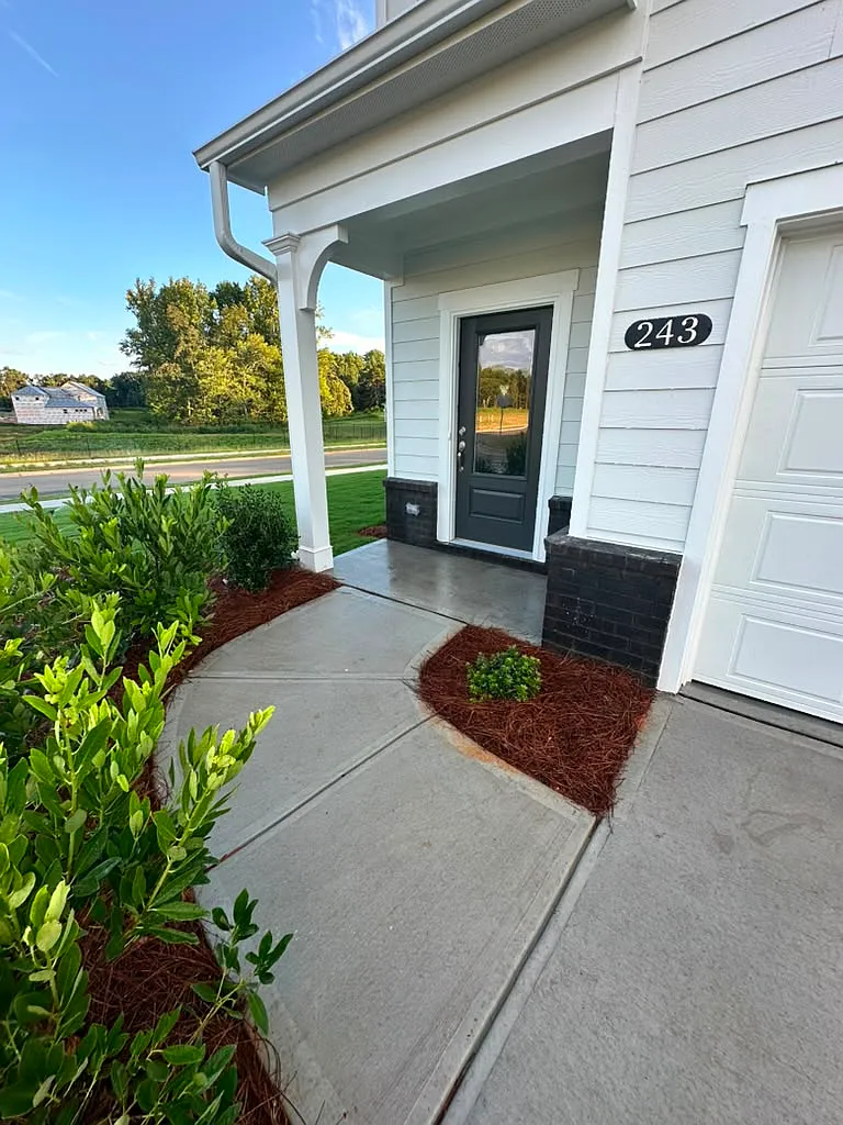 4 bed, 2.5 bath, 2200 sqft, $2,300 — Photo 3