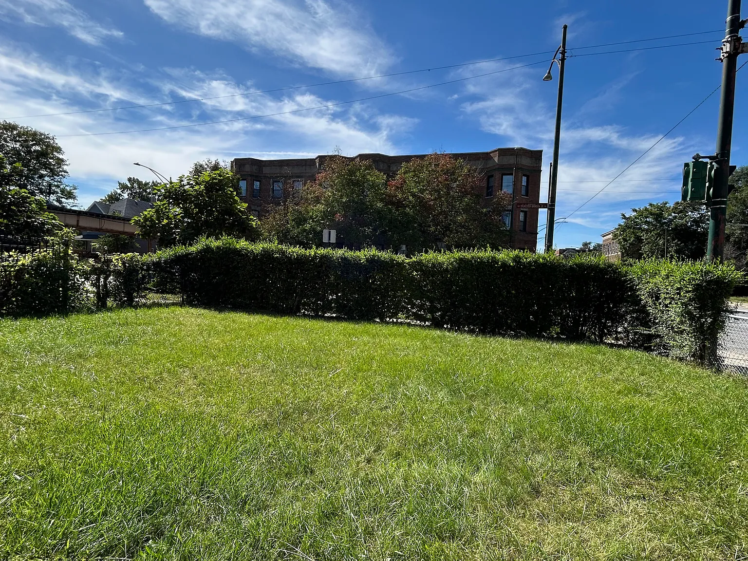 5 bed, 2.5 bath, 2300 sqft, $3,100 — Photo 2