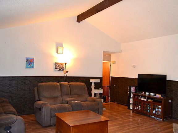 5th image of 1014 NE Pepperwood Dr