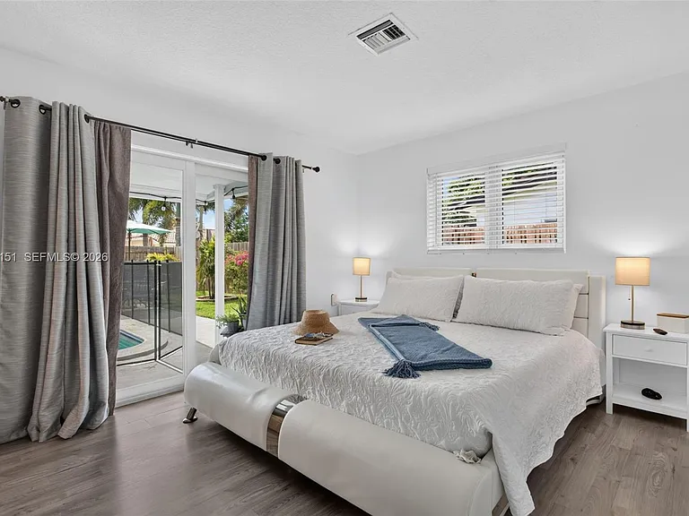 5770 NE 18th Ave — Photo 16