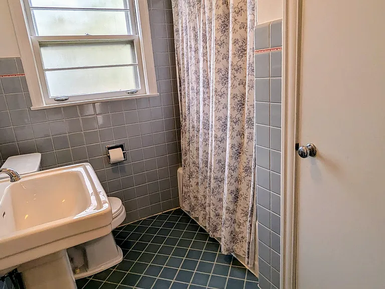 Hallway Bath w/ Large Tub & Shower Combo