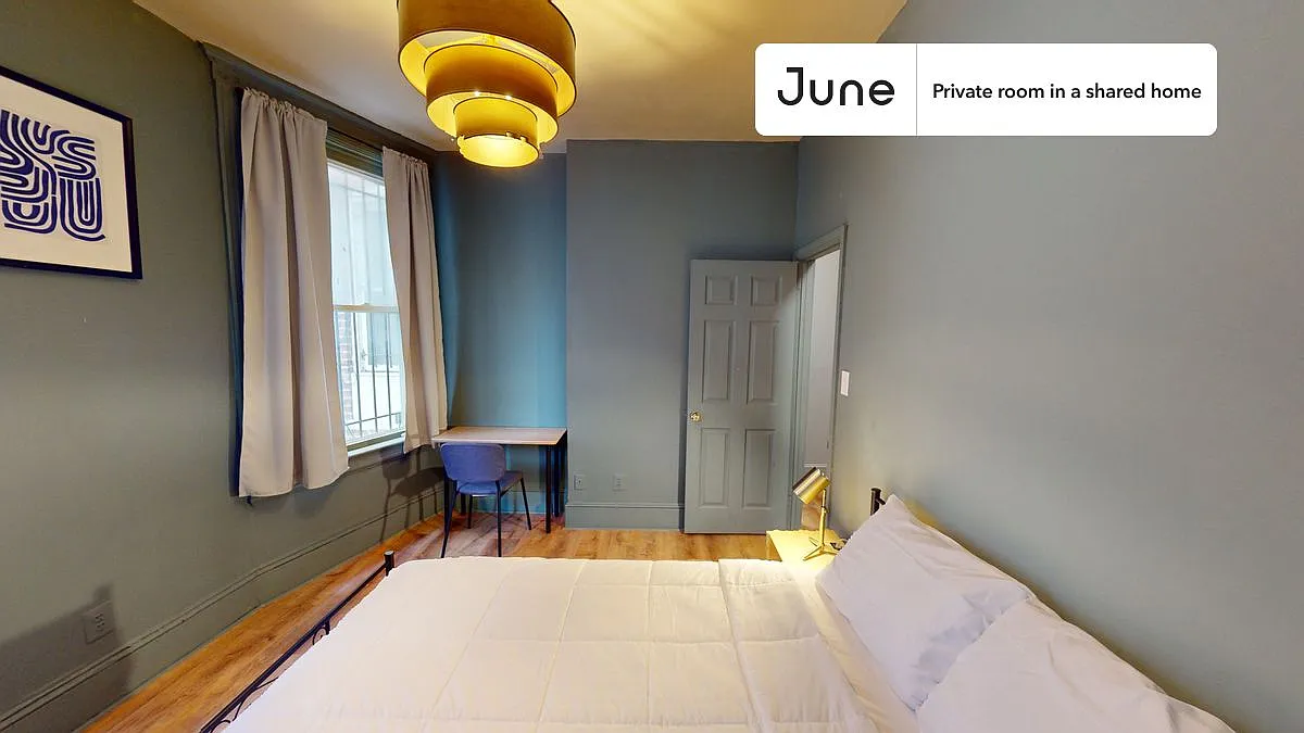 Queen bedroom in 5 bed/2 bath home in Columbia Heights #337 D — Photo 3