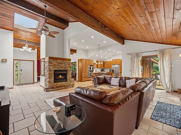 2nd image of 441 Burlingham Road