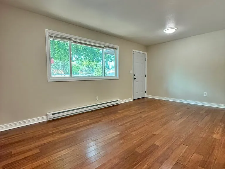 3216 N Maple St — Photo 2