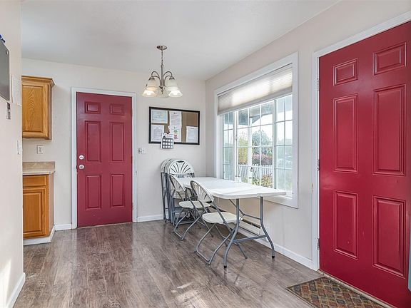 3rd image of 605 E Lilac Pl