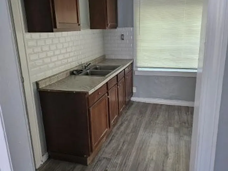 695 Algonquin St — Photo 13