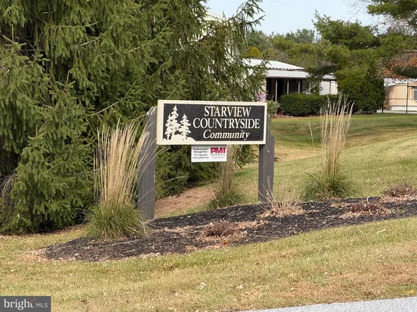 158 Crestwood Dr, Mount Wolf, PA 17347