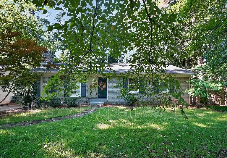 807 Cardova Dr NE — Photo 2