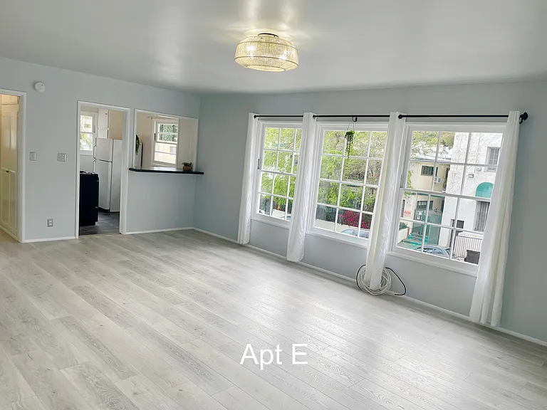 2024 Argyle Ave #E — Photo 2