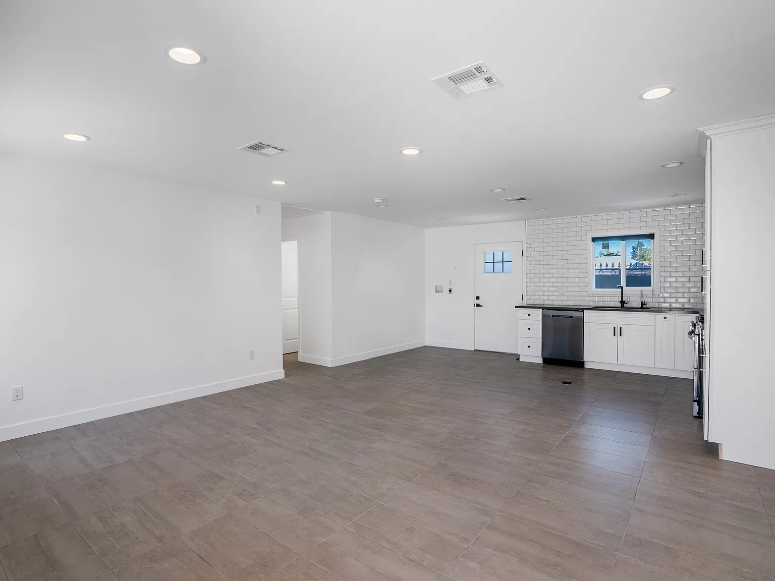 2 bed, 900 sqft, $3,000 — Photo 2