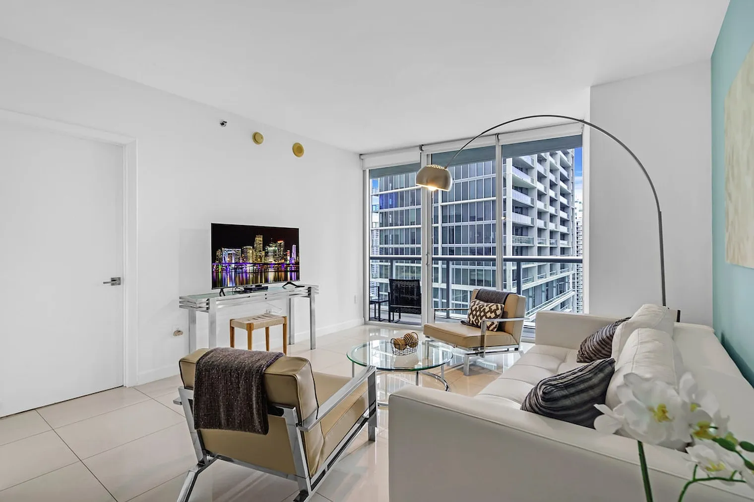 1 bed, 1.0 bath, 882 sqft, $5,335 — Photo 2