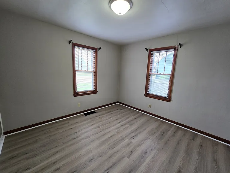 1812 Logan Ave — Photo 4