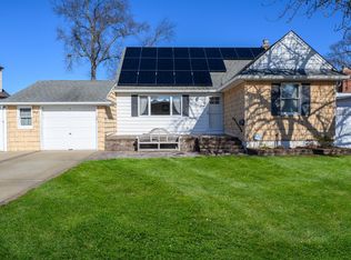 437 17th St, West Babylon, NY 11704