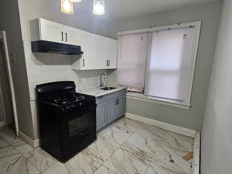379 E 27th St #4 — Photo 3