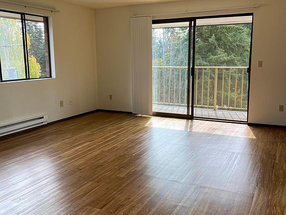 2nd image of 1526 NE 143rd St APT 303