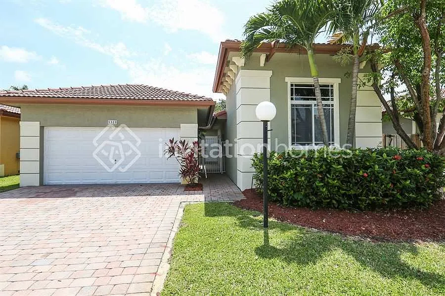 1321 NE 42nd Ave