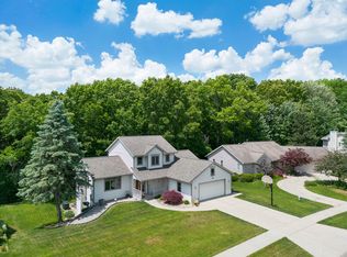 3827 Summit View Dr NE, Grand Rapids, MI 49525