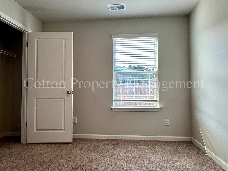 1114 Forest Glen Dr NE — Photo 17