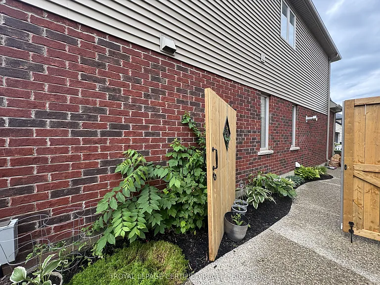252 Westbank Trl — Photo 3