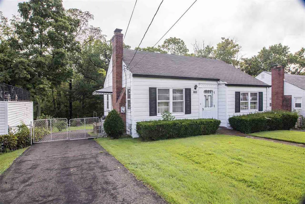 420 Hallam Ave photo 1