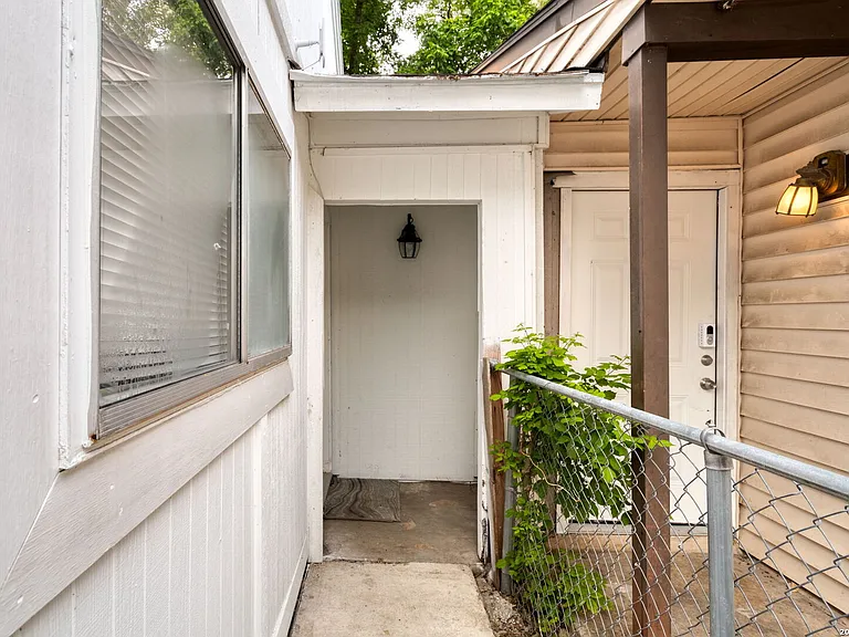 6814 Oldham — Photo 2