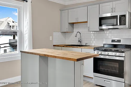 907 Bond St Photo 1