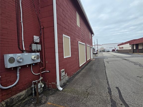 3rd image of 3275 S Main St