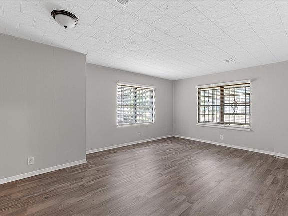 4th image of 3734 Daphne St