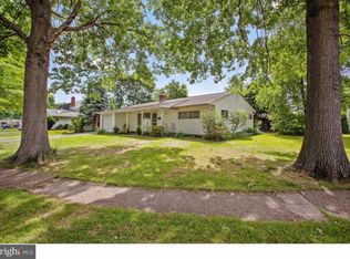 10 Orchard Ln, Levittown, PA