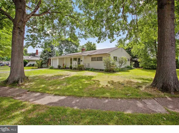 10 Orchard Ln, Levittown, PA 19055