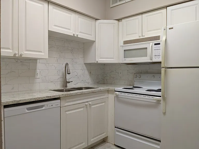 2100 Tanglewilde St #421 — Photo 17