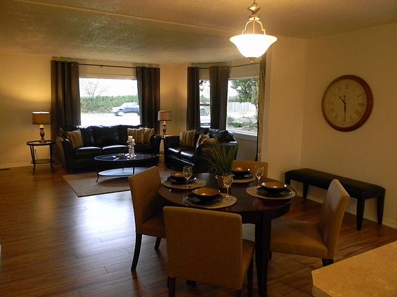 LIVING ROOM W/BAY WINDOW