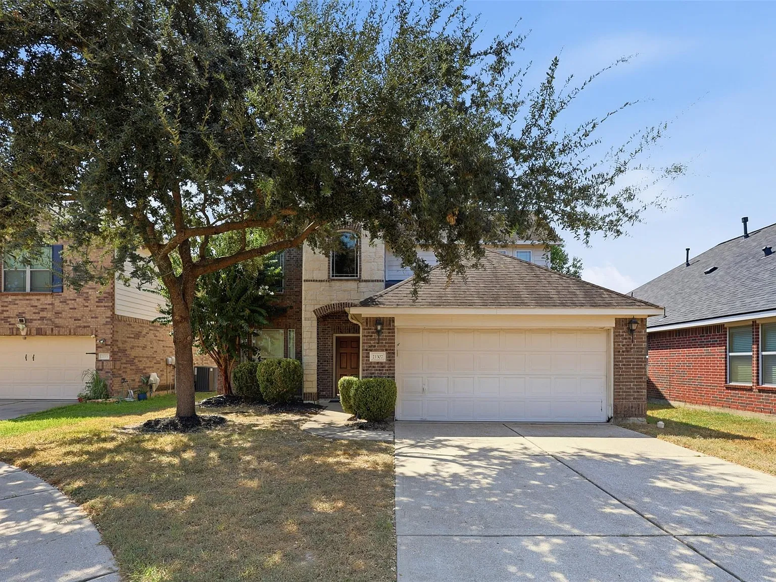 4 bed, 3.5 bath, 2630 sqft, $2,200 — Photo 2