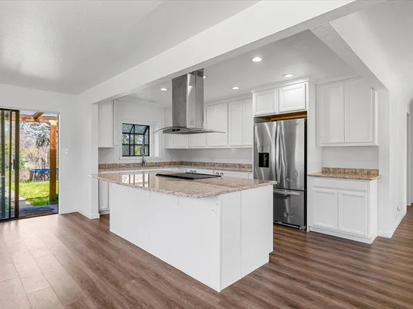 1300 Daisy Ln, Grants Pass, OR 97527