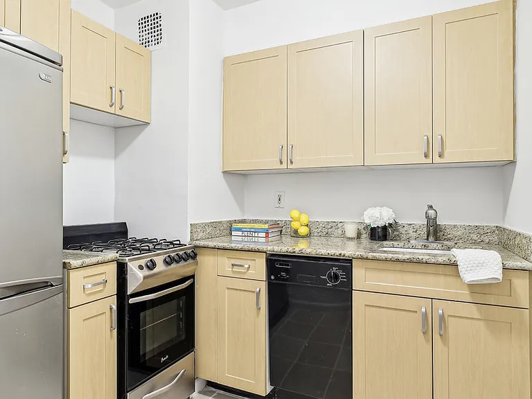 401 W 56th St #5F — Photo 6