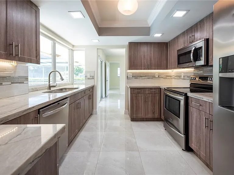5200 NE 15th Ave — Photo 9