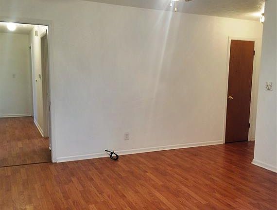 4th image of 902 S Avenue M