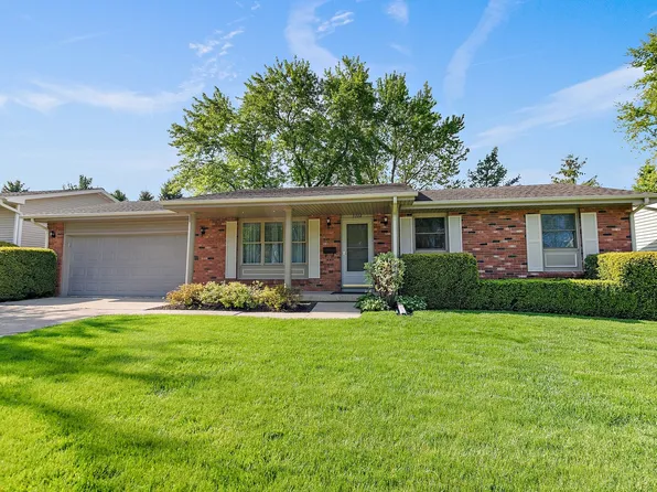 2206 Highland Dr, Sycamore, IL 60178