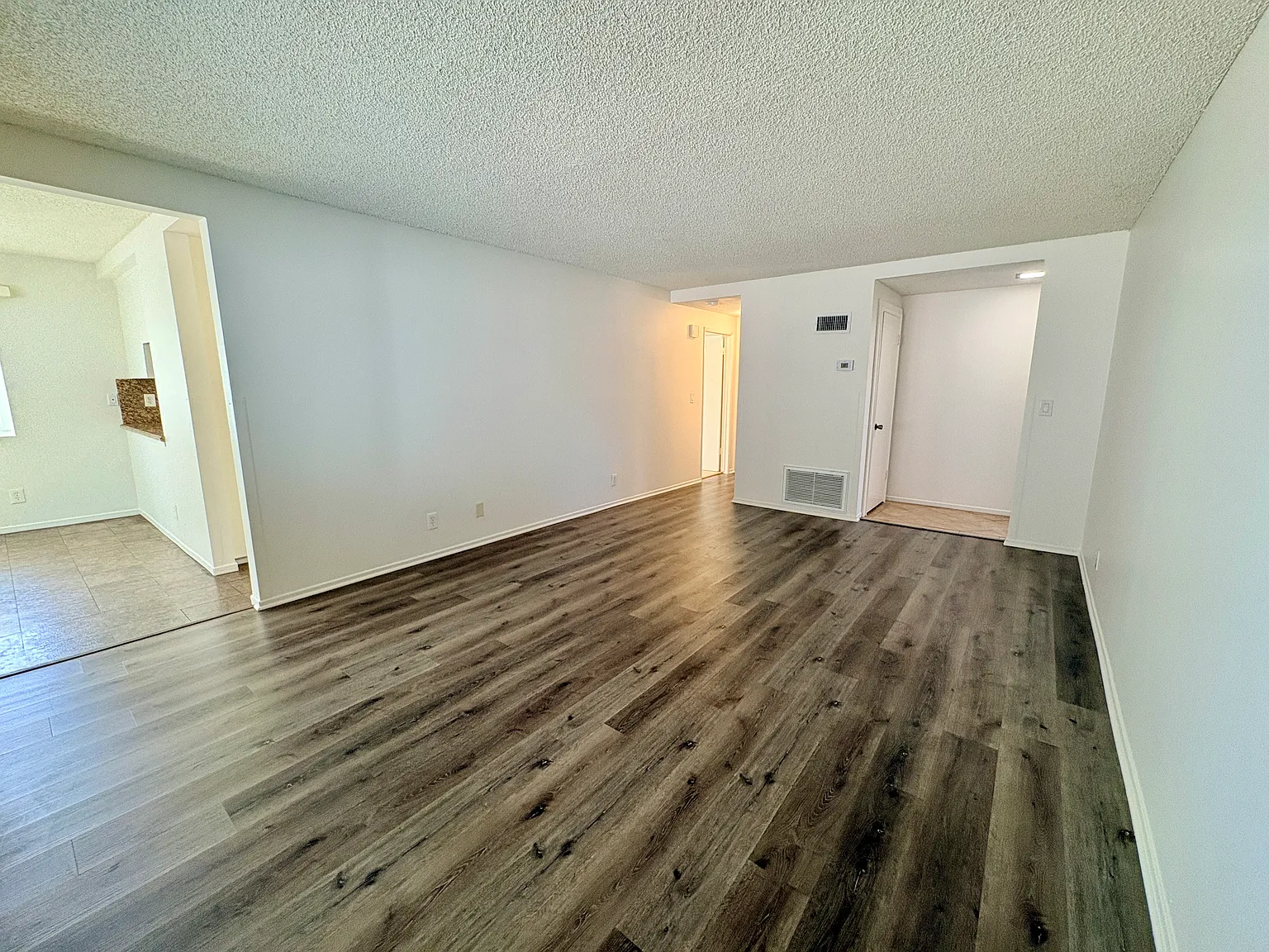 2 bed, 960 sqft, $2,300 — Photo 4