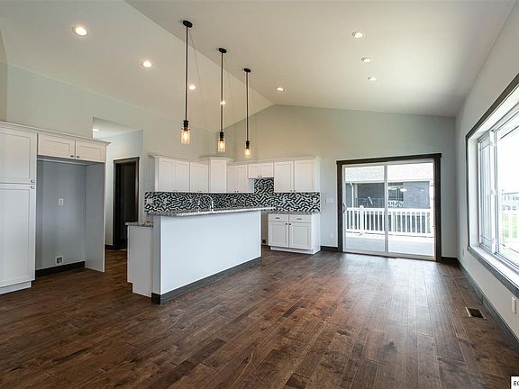 3rd image of 305 Oak Forest Dr