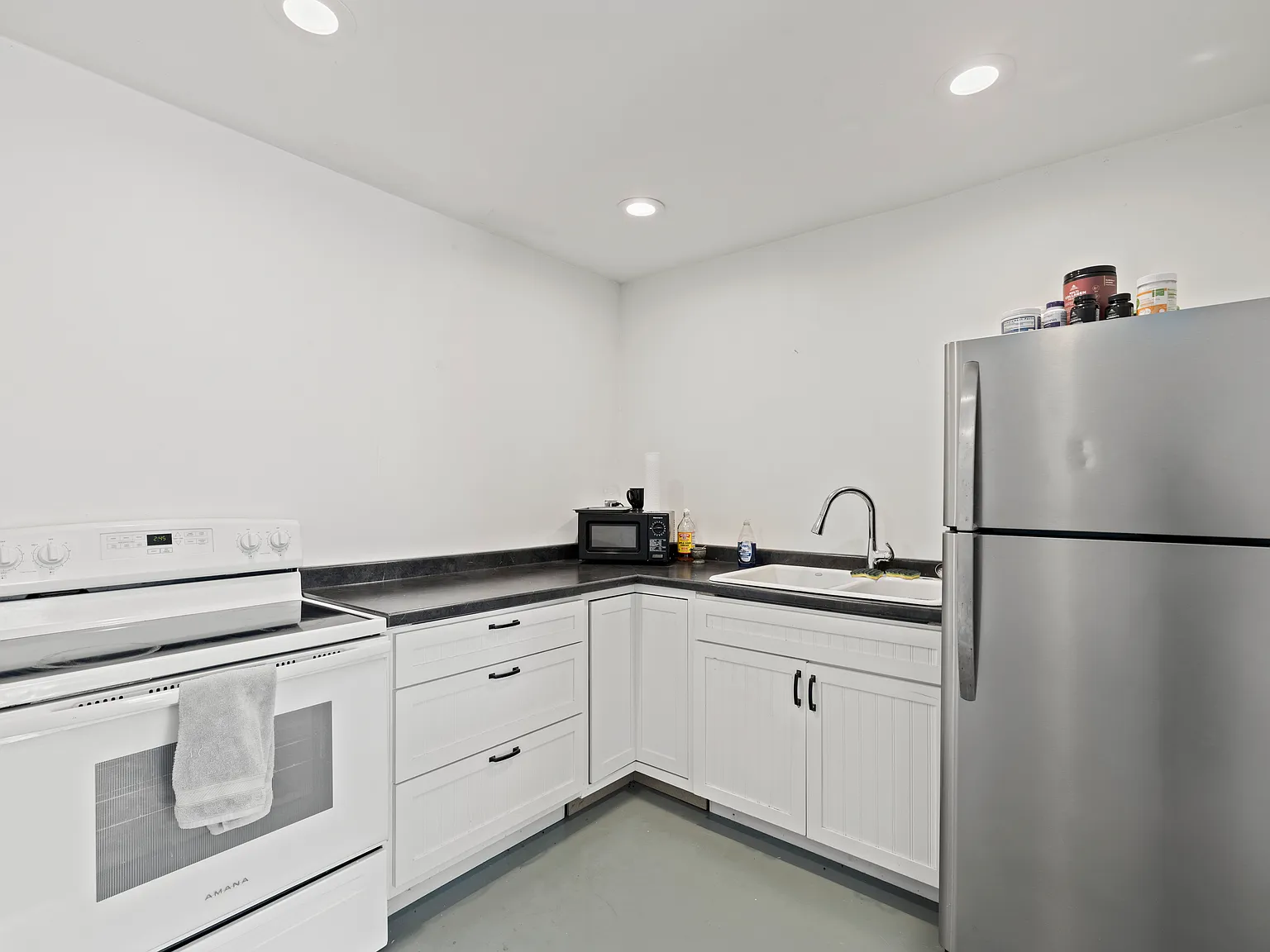 14 Lincoln Ave W — Photo 2