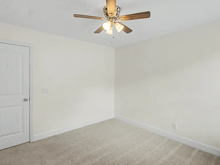 906 Rachel Ln — Photo 24