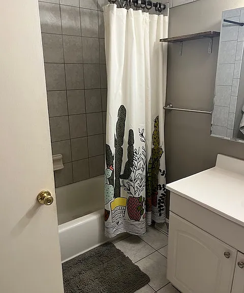 Main bathroom with full bathtub.