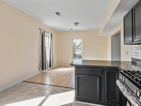 5th image of 76 N 17th St APT 2